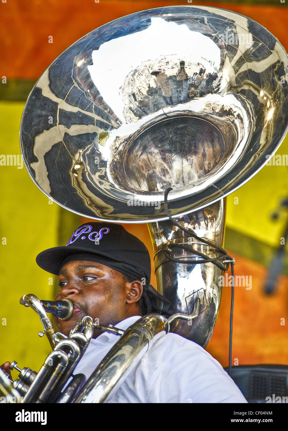 Les jeunes Pinstripe Brass Band jouant au Jazz Fest au jour 1. Banque D'Images