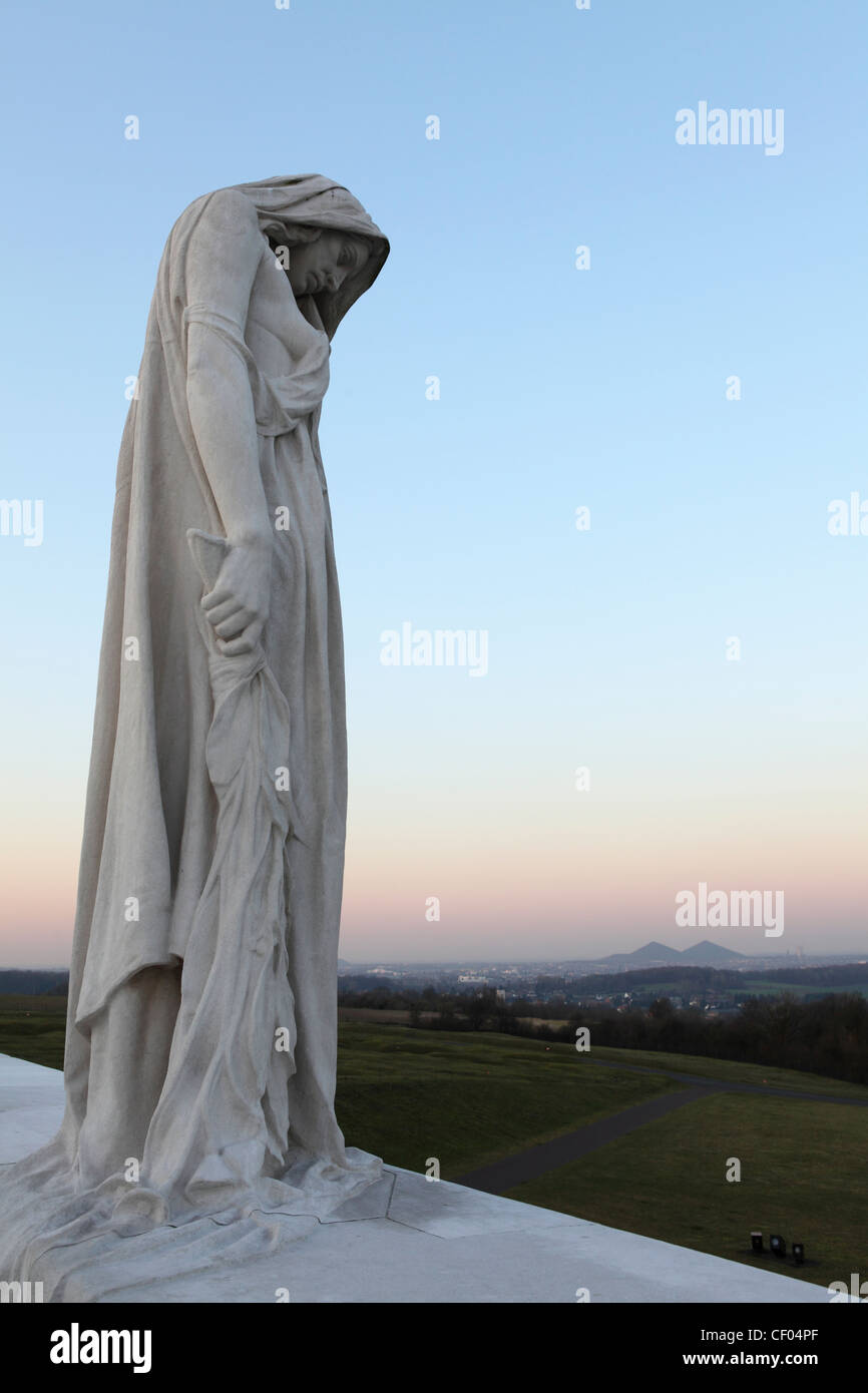 Une triste figure, représentant le Canada en deuil, à la crête de Vimy, lieu historique national du Canada, de la France. Banque D'Images