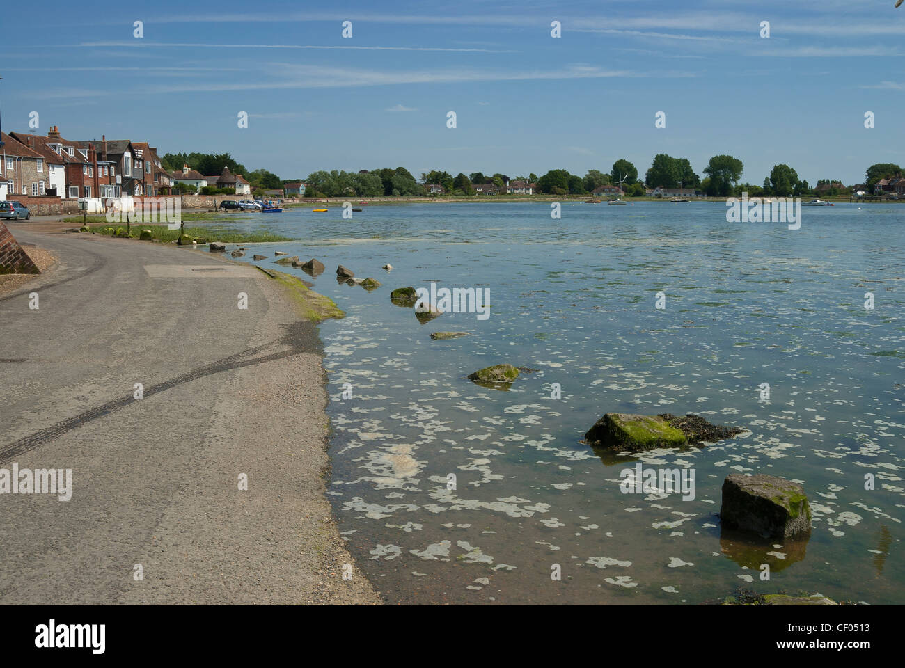 Bosham waterfront avec la marée haute et maisons avec la route sur la gauche Banque D'Images