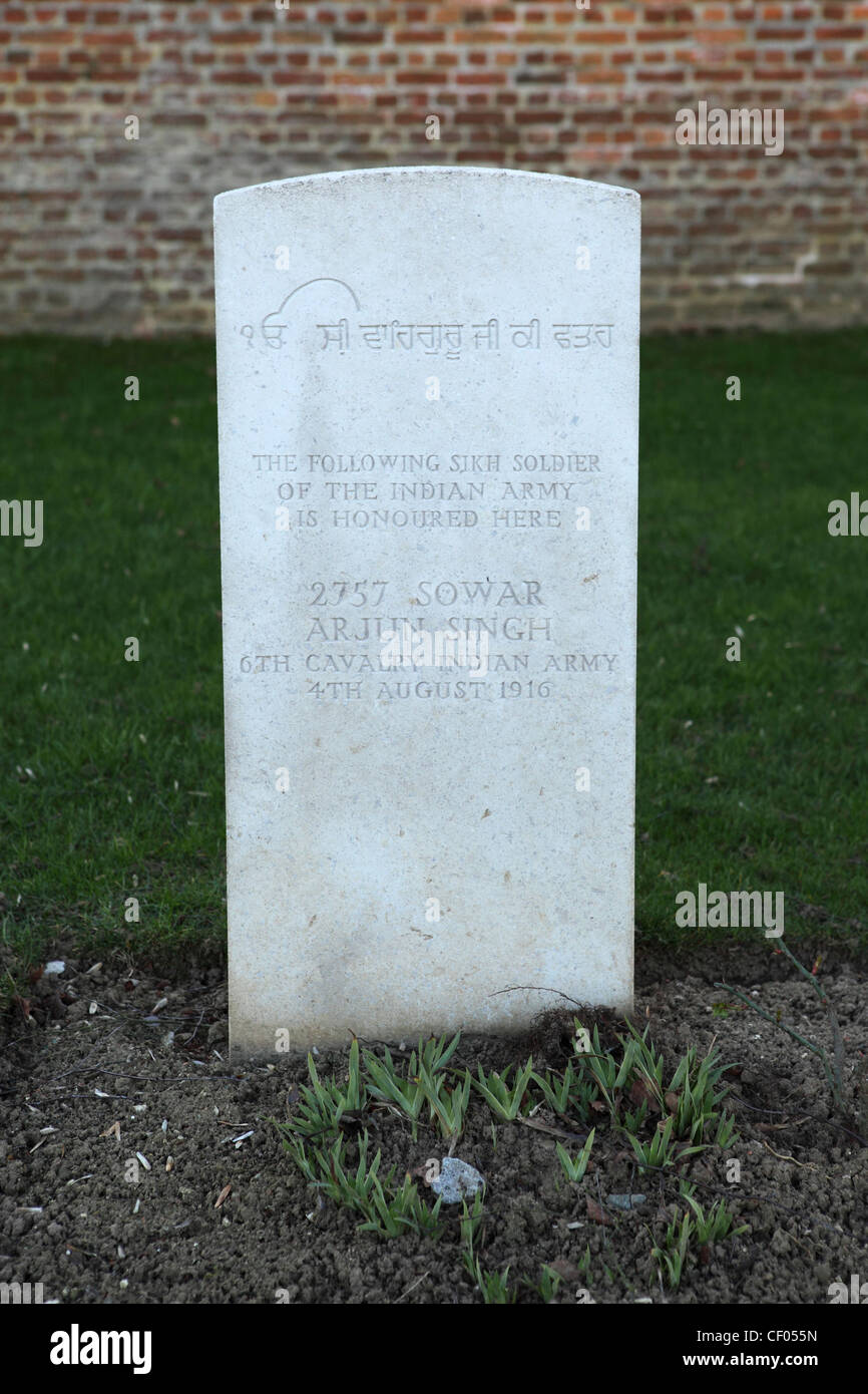 Un Sikh est enterré dans une fosse commune à la Première Guerre mondiale le faubourg d'Amiens Cemetery à Arras, France. Banque D'Images