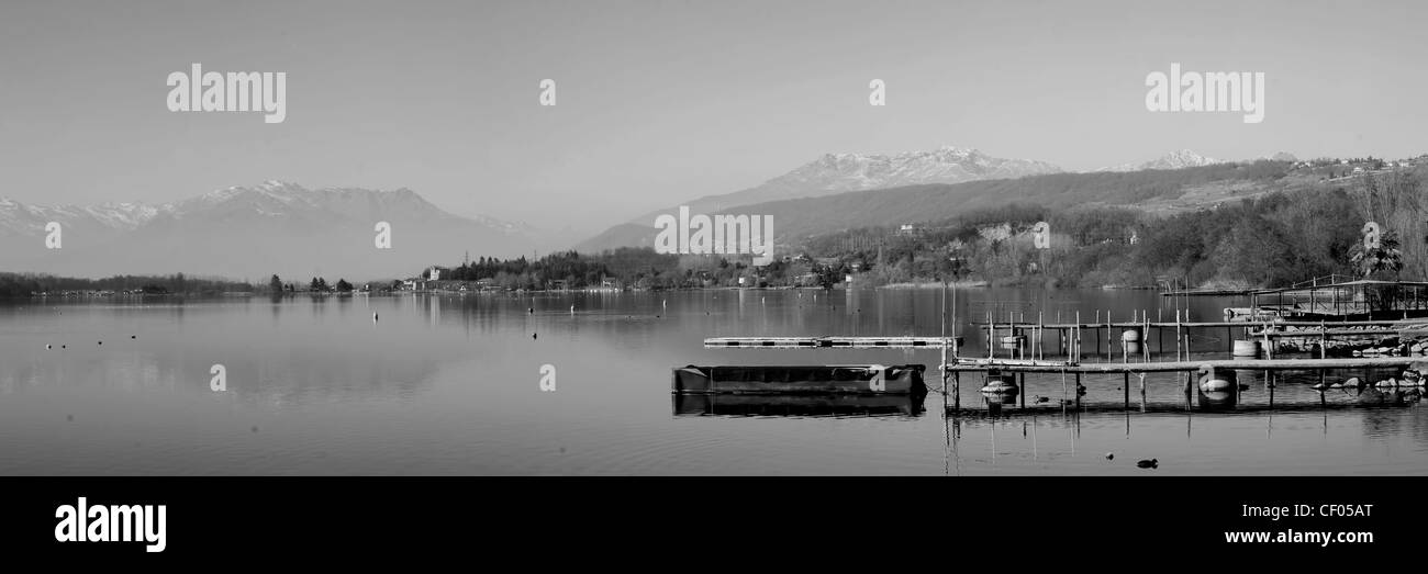 Vue panoramique lac de Viverone en noir et blanc Banque D'Images