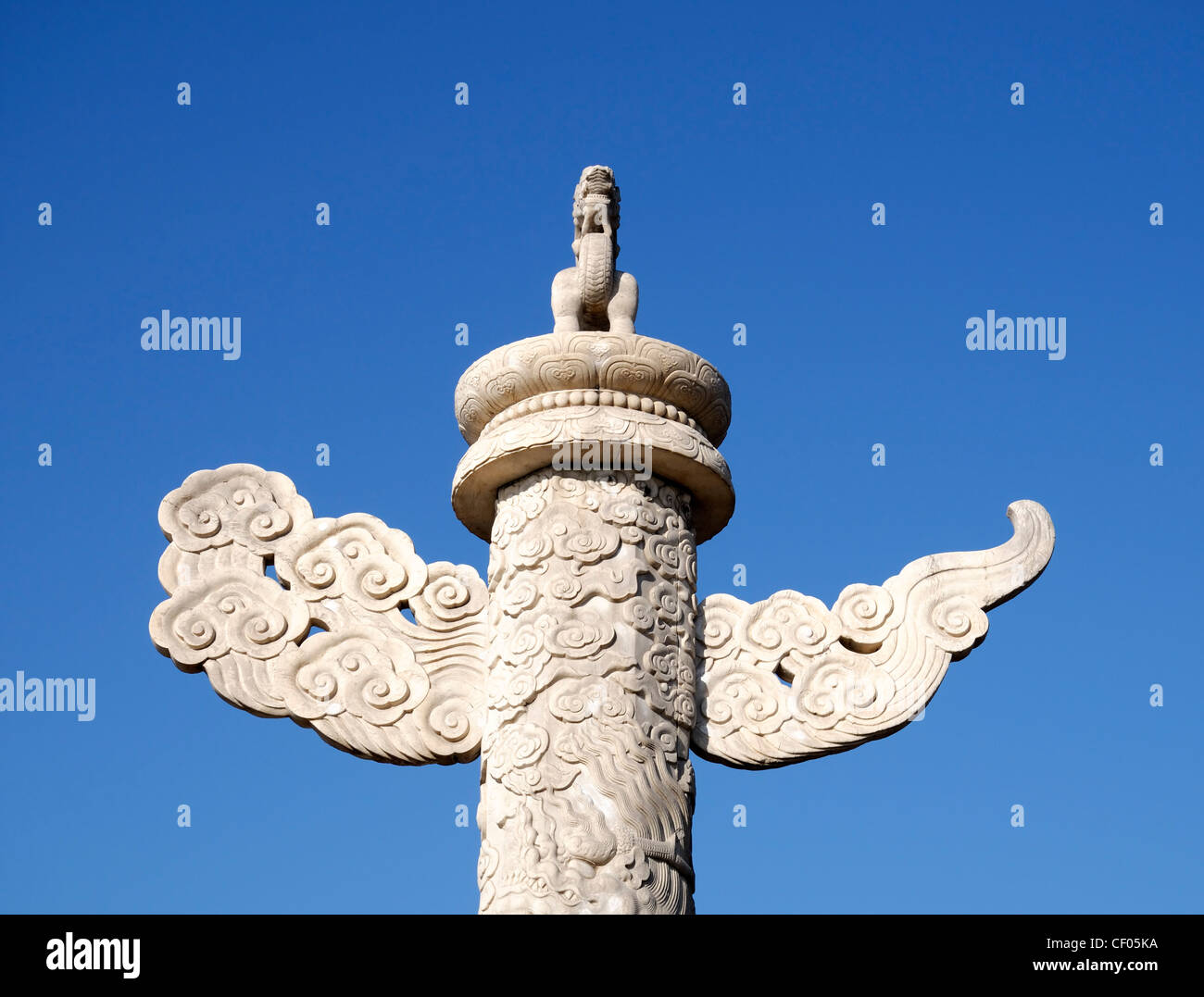 Colonne en pierre huabiao dépeignent l'inscription dragons phénix décore décorer décoration extérieur porte Tiananmen cité interdite Banque D'Images