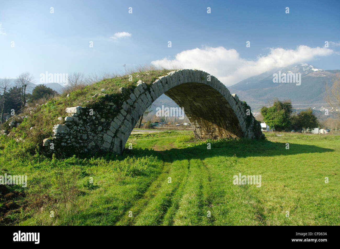 Ancien pont romain en campagne au sud de Rome Banque D'Images