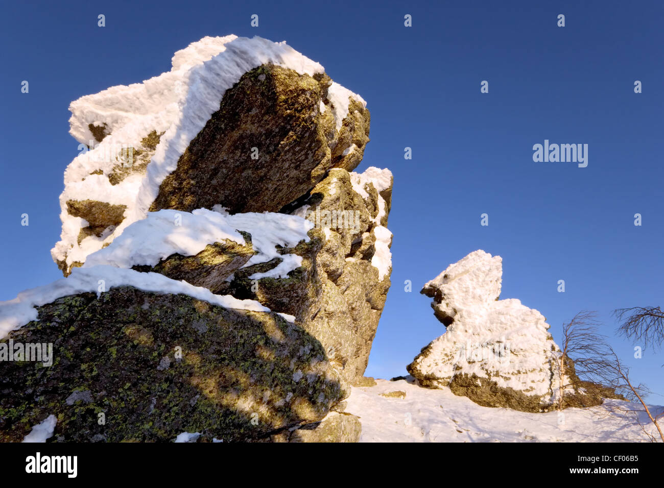 Les roches couvertes de neige sur fond de ciel bleu. La Sibérie. La taïga. Parc national Taganay. La Russie. Banque D'Images