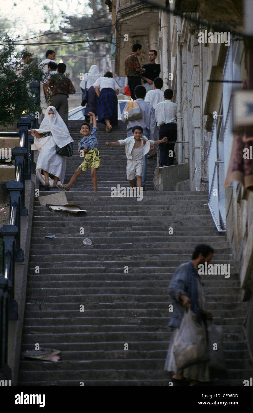 Alger, Algérie -- un escalier scène dans le quartier de Bab el Oued de la capitale. Banque D'Images