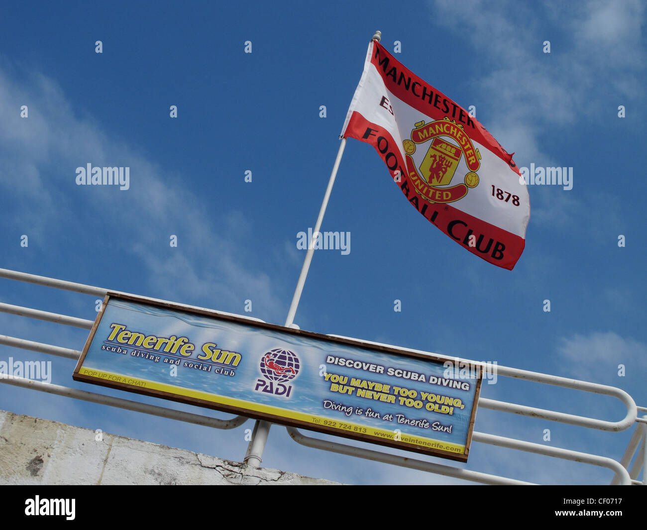 Un des partisans de Manchester United drapeau flotte à partir d'une rambarde au-dessus d'une plage près de Playa de Las Americas, Tenerife, Îles Canaries Banque D'Images