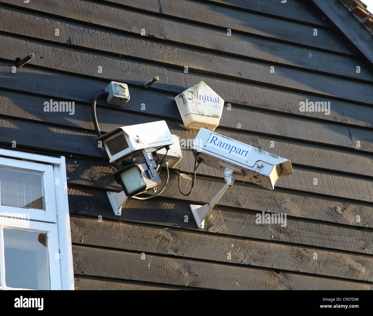 L'équipement de sécurité sur le côté du bâtiment. Banque D'Images