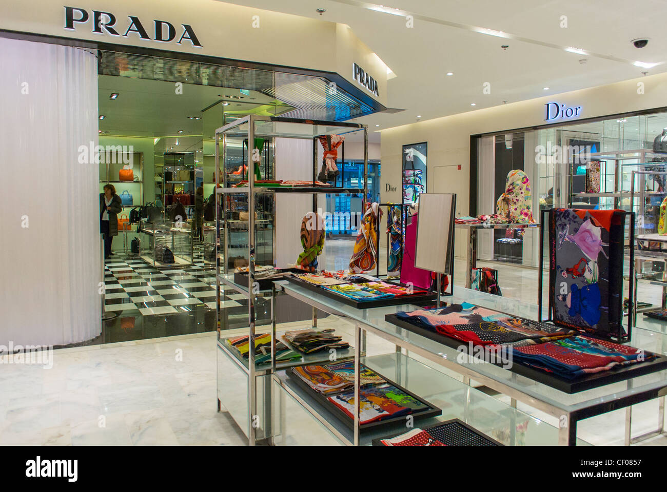 Paris, France, magasin Prada au magasin Le Printemps, vêtements et  accessoires de luxe, à l'intérieur d'achat afficher Photo Stock - Alamy