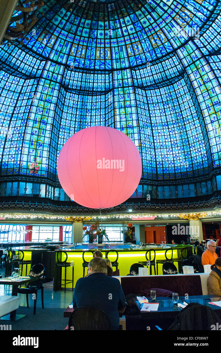 Paris, France, les gens partagent leurs repas au restaurant Bistro contemporain français, en haut du grand magasin Printemps, design intérieur contemporain Banque D'Images