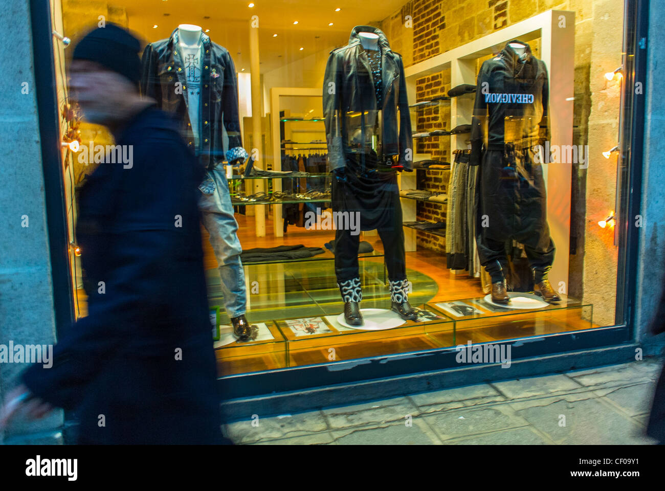 Paris, France, l'homme en passant devant la boutique de vêtements pour  hommes, avant la nuit, dans le quartier Montorgeuil, vitrines, mannequins  de mode Photo Stock - Alamy