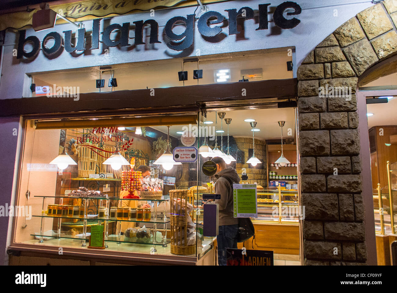 Paris, France, boulangerie française locale, extérieur, vitrine de la boulangerie, la nuit, magasin local Small Shop Night, boulangerie traditionnelle paris Banque D'Images