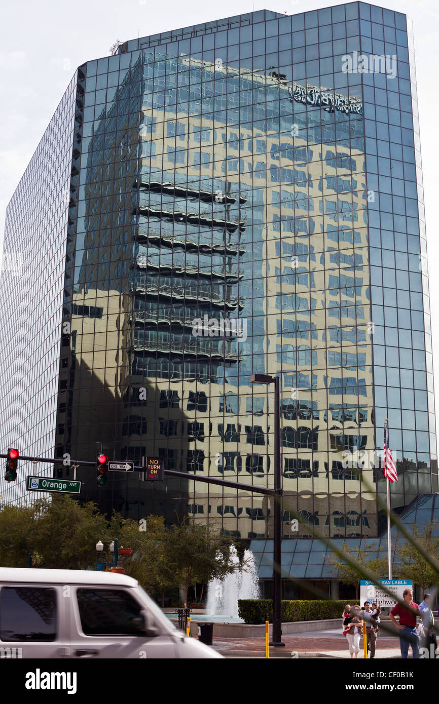 Reflets dans immeuble de bureaux en verre au centre-ville d'Orlando Floride usa,ville,centre-ville historique, Banque D'Images