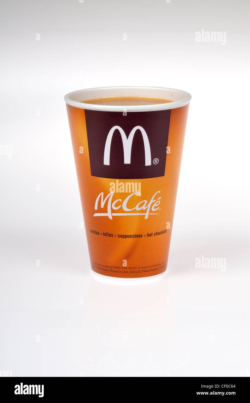 Une tasse de papier de McDonald's McCafe café chaud sur fond blanc. Banque D'Images