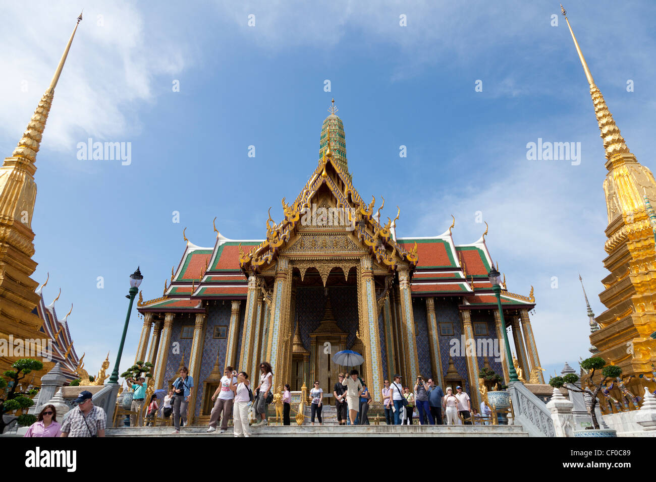 Les touristes à l'extérieur du Temple de Bouddha d'Emeraude en Grand Palace, Bangkok, Thaïlande Banque D'Images