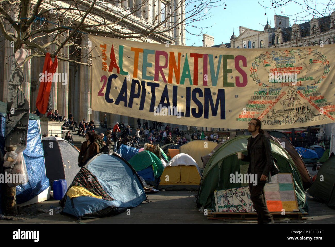 Les manifestants ont campé à l'extérieur de la Cathédrale St Paul, London - fait partie de la campagne d'Occupy London contre la cupidité des entreprises Banque D'Images