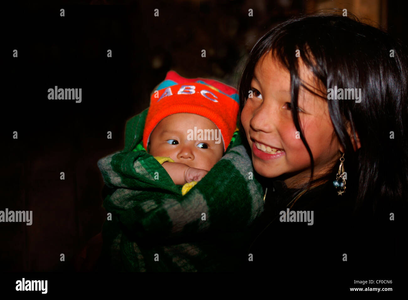 Enfants Hmong holding baby Banque D'Images