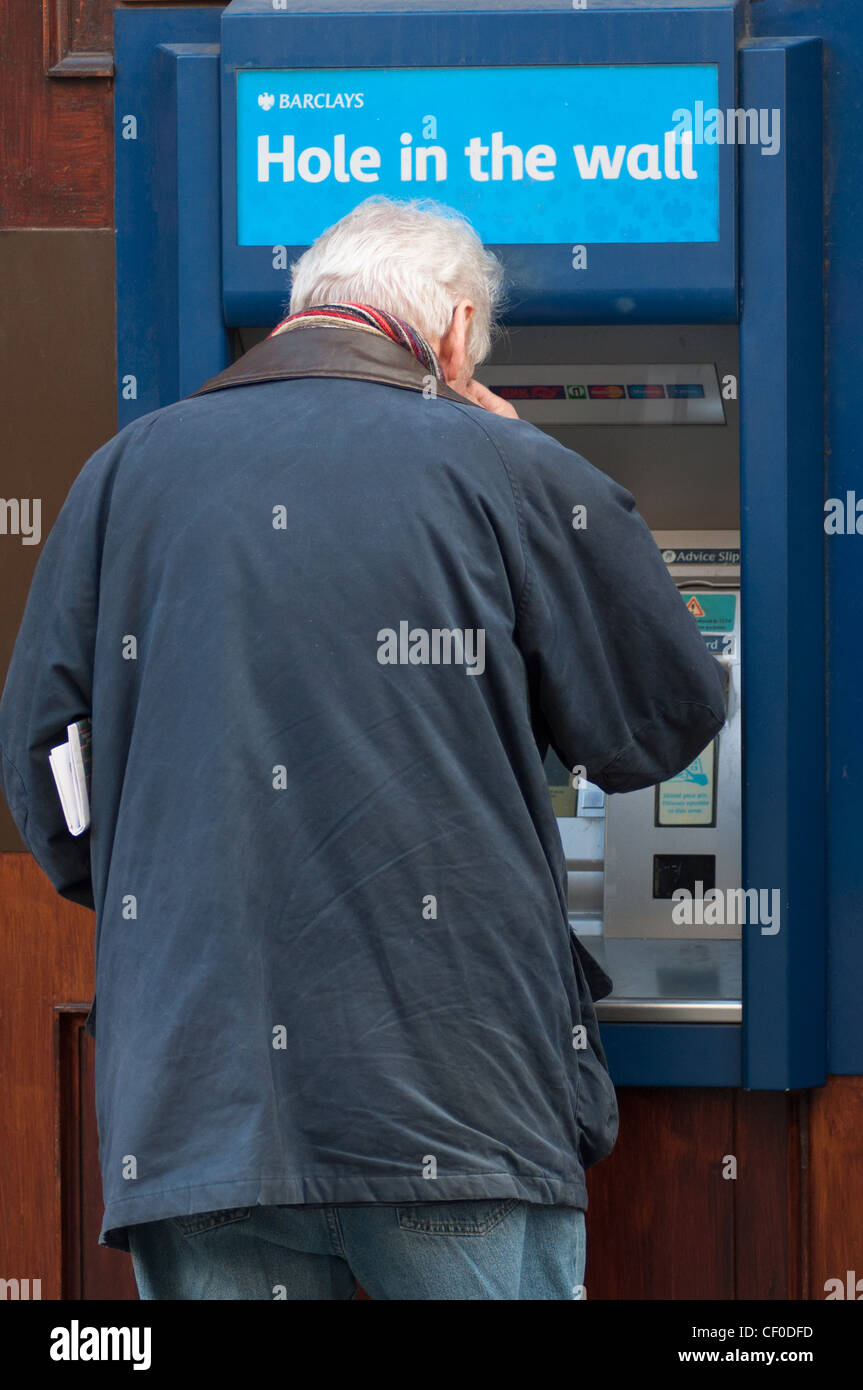 Les gens à l'aide d'espèces locales Barclays 'Hole in the Wall' cash machine, England, UK. Banque D'Images