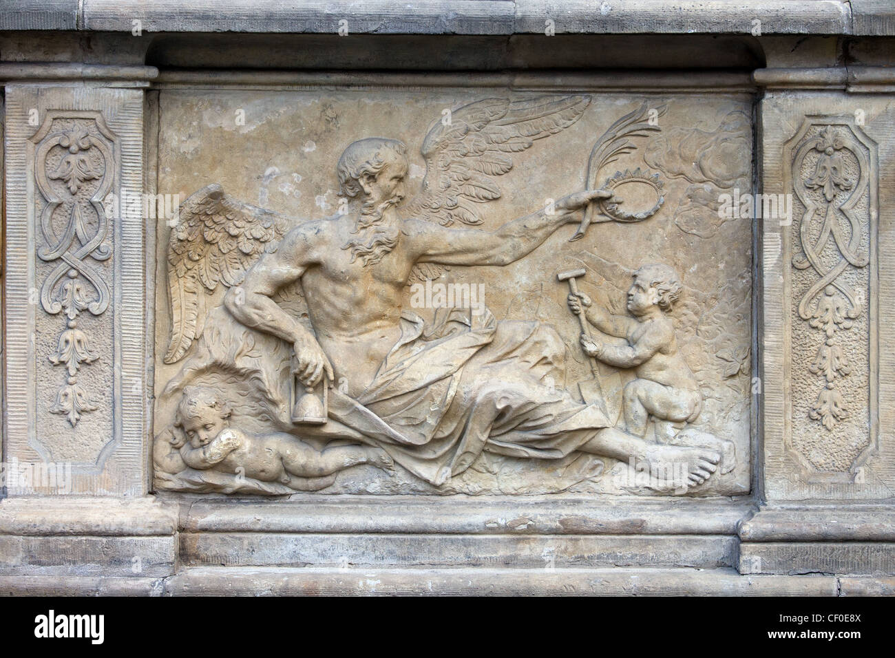 18e siècle, bas-relief du dieu Chronos (dans la mythologie grecque, personnification de l'Est) à la terrasse immeuble historique. Banque D'Images