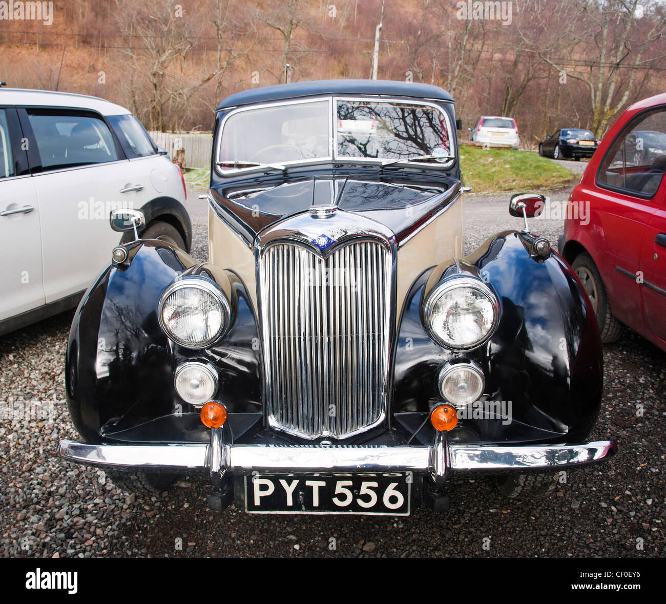 Années 1950 vintage Riley voiture décapotable avec pare-brise Photo ...