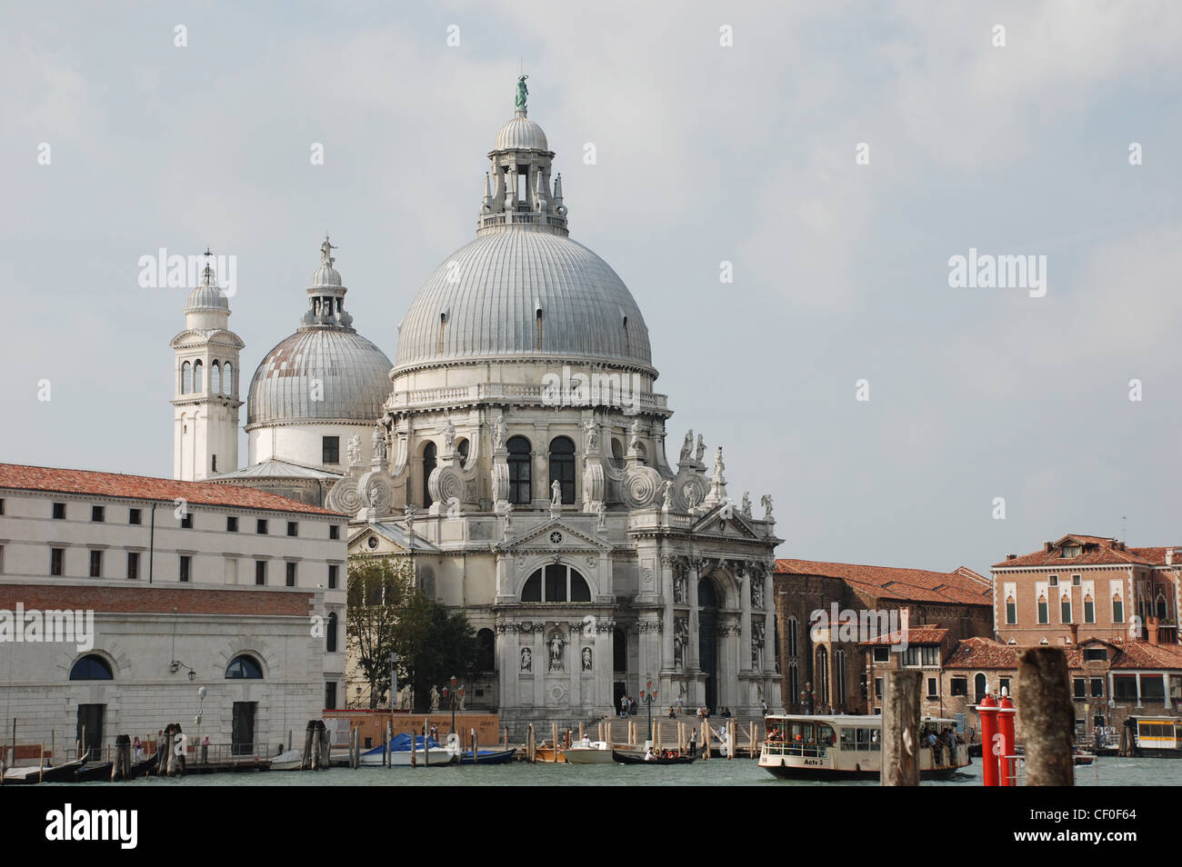 L'église Santa Maria della Salute, sur le Grand Canal à Venise Banque D'Images