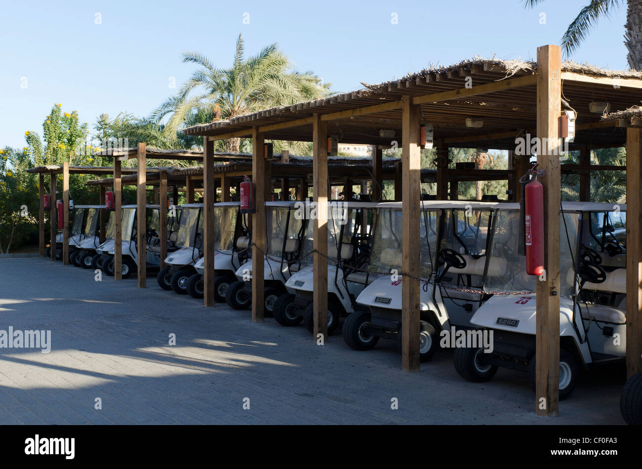 Golf électrique pour la recharge des voitures garées dans le golf club à El Gouna, Egypte Banque D'Images