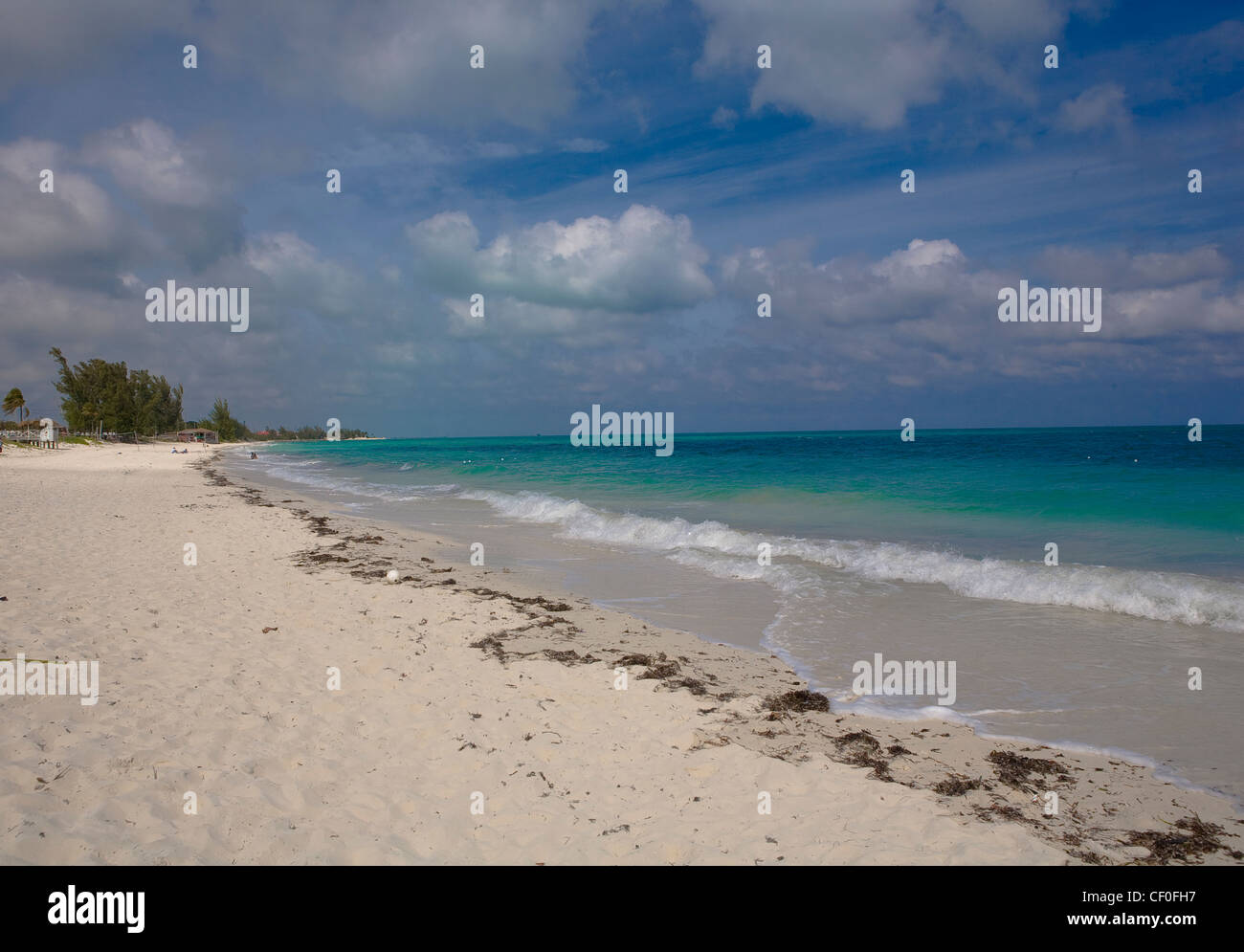 Bahamas Beach plage déserte de l'eau bleu plage vierge de sable blanc sable sable océan crystal clear sky Banque D'Images