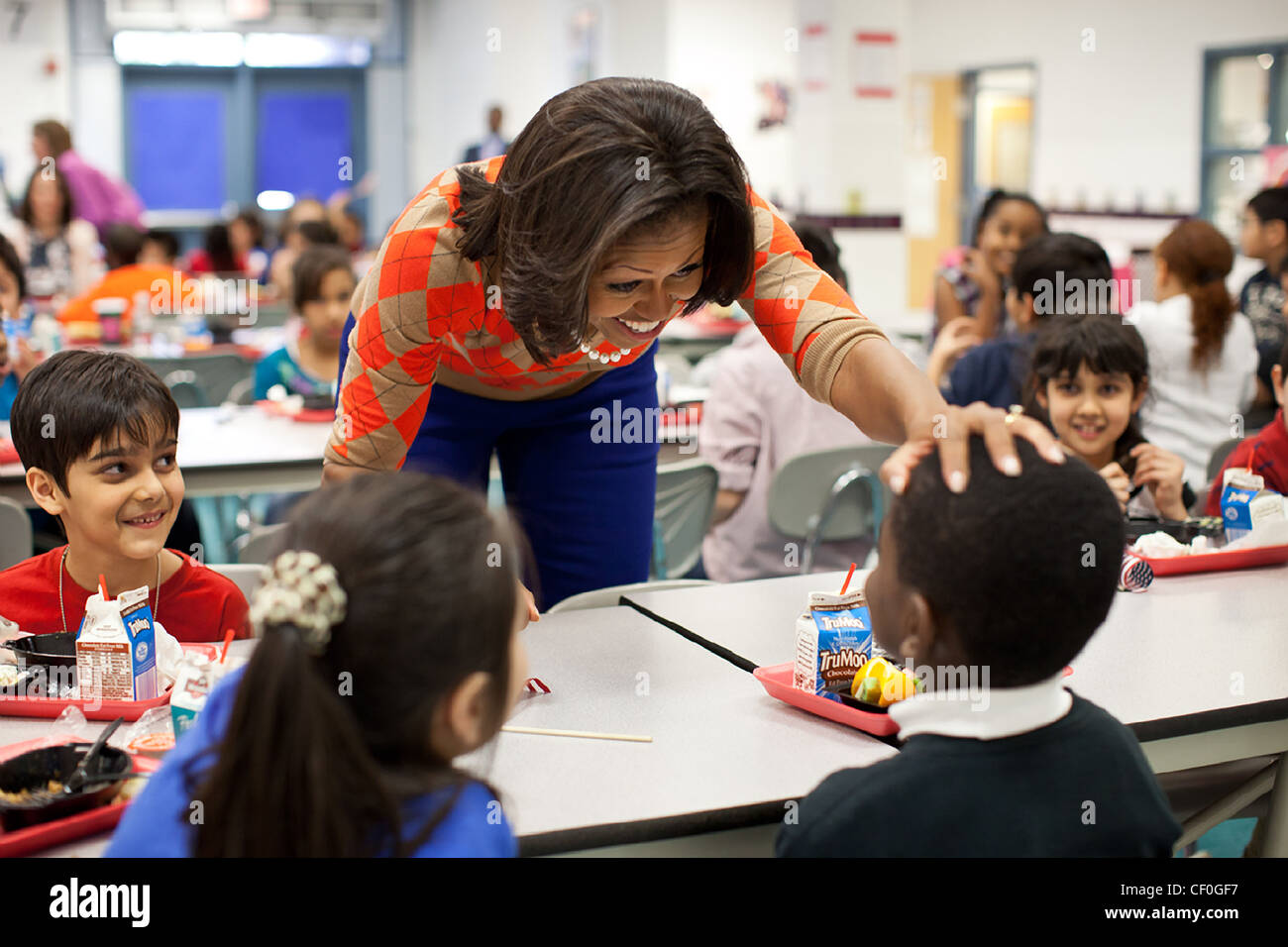 La Première Dame Michelle Obama a déjeuner avec les élèves de l'école élémentaire Parklawn, 25 janvier 2012 à Alexandria, VA. La Première Dame et de l'Agriculture Américain Tom Vilsack a visité l'école pour déguster un repas santé qui répond le ministère de l'Agriculture et de l'amélioration de la nutrition nouveau sta Banque D'Images