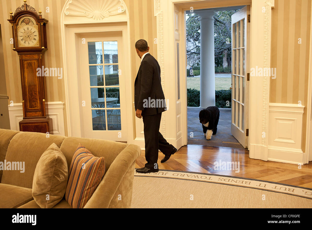 Le président Barack Obama fait un retour comme Bo, le chien de la famille Obama, le suit dans le bureau ovale le 27 janvier 2012. dans la région de Washington, DC. Banque D'Images