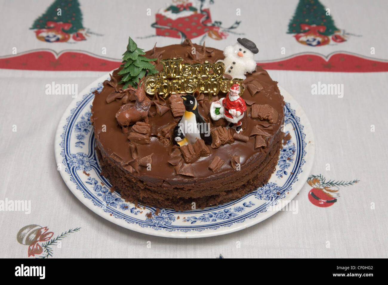 Gâteau au chocolat de Noël avec penguin Banque D'Images