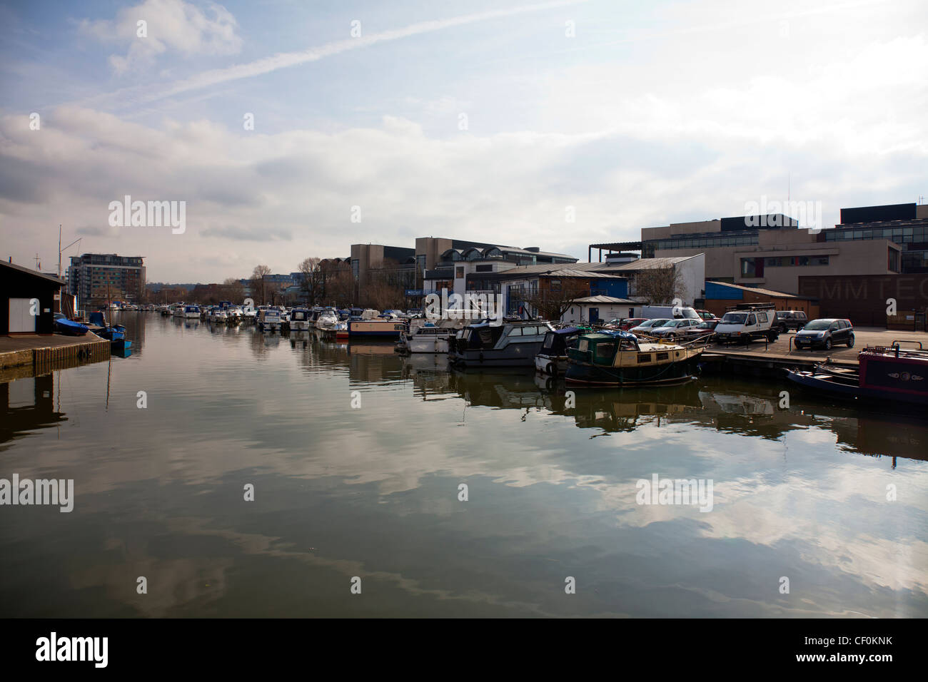 La ville de Lincoln, Lincolnshire, Angleterre Brayford Pool bateaux de plaisance amarrées, alignés en attente Banque D'Images