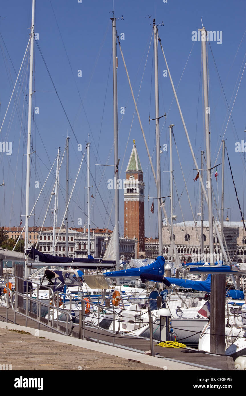 Palais des Doges Quay St des Slaves et la Tour de l'île San Giorgio Maggiore marina Banque D'Images