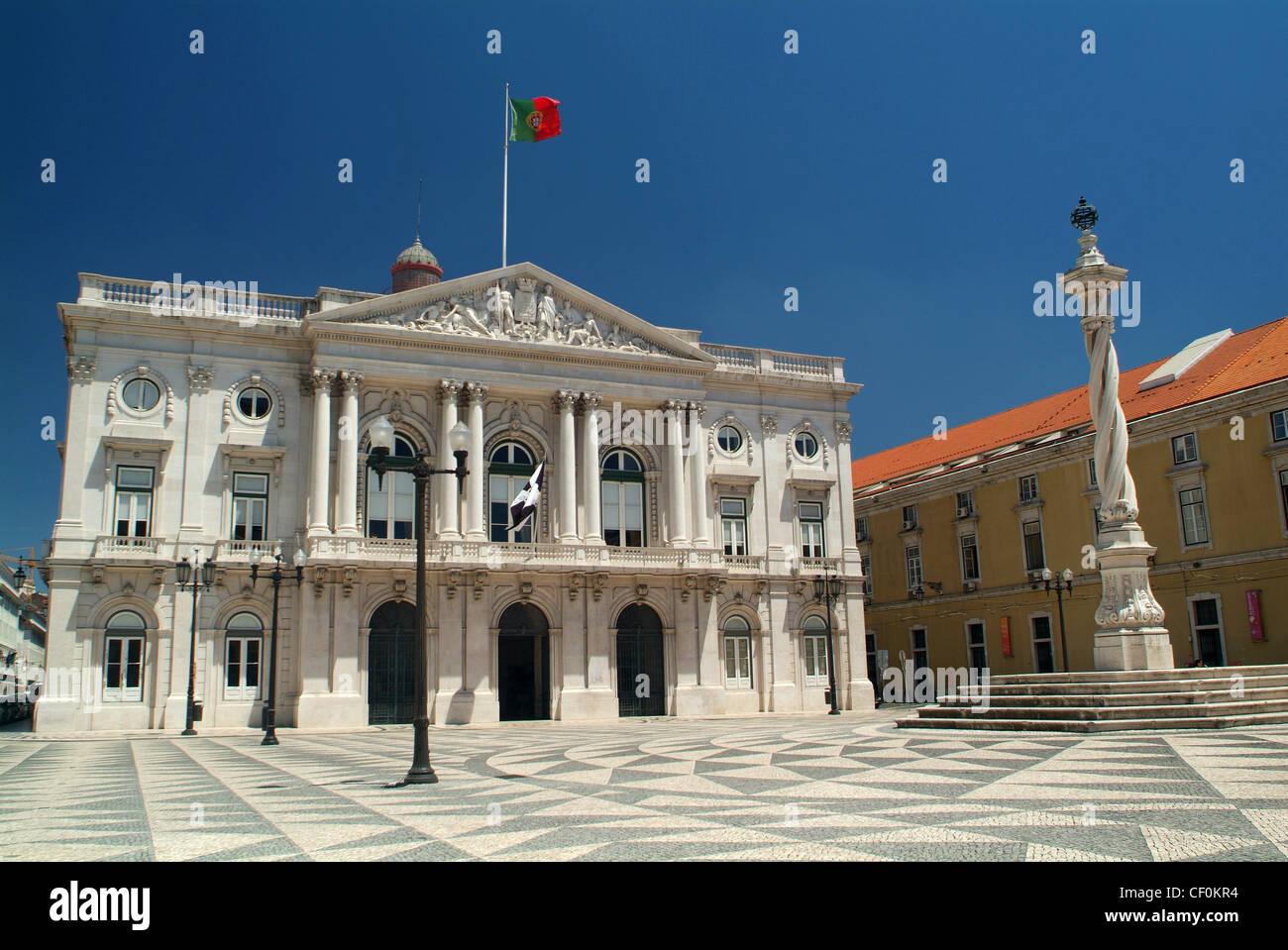 Camara Municipal ou l'hôtel de ville au crépuscule, Praca Do Municipio, Lisbonne, Portugal Banque D'Images