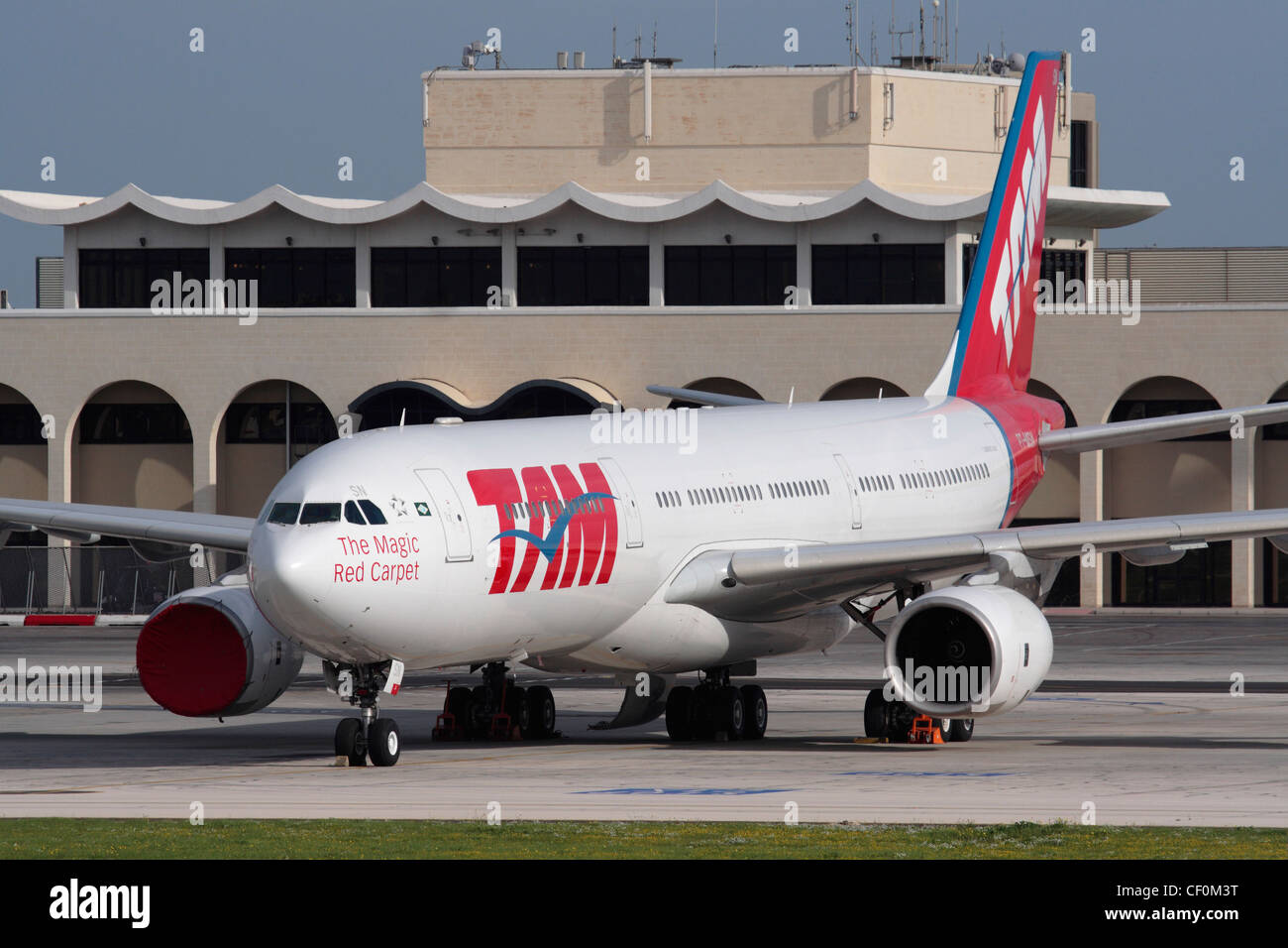 Airbus A340-500, avion de transport de passagers par corps-femme exploité par TAM Airlines du Brésil au sol Banque D'Images