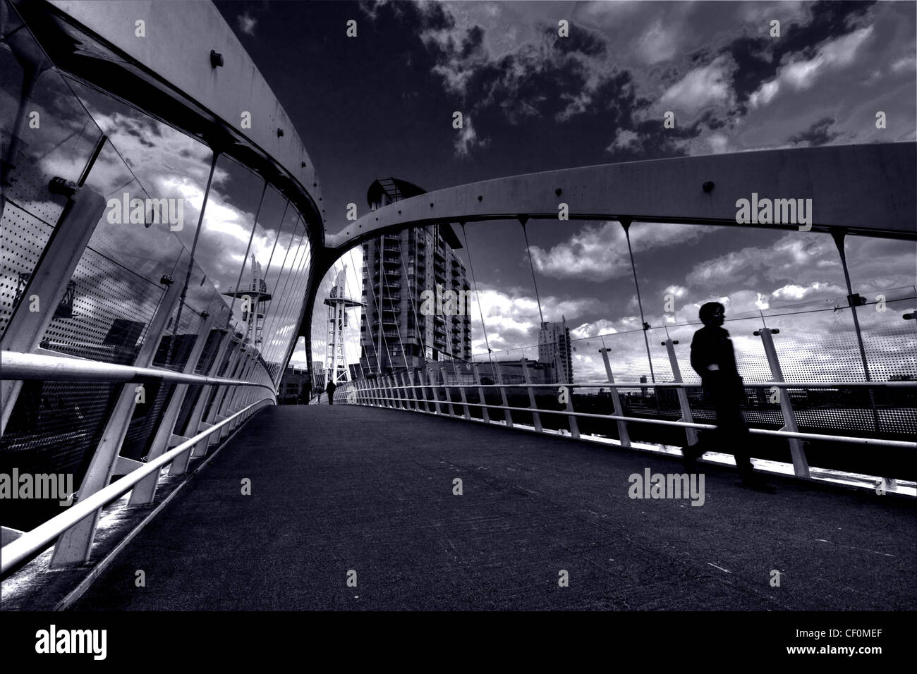 Coureur traversant le pont du Millénium Salford Quays, Media City Royaume-Uni, Manchester Angleterre, M50 3UB Banque D'Images