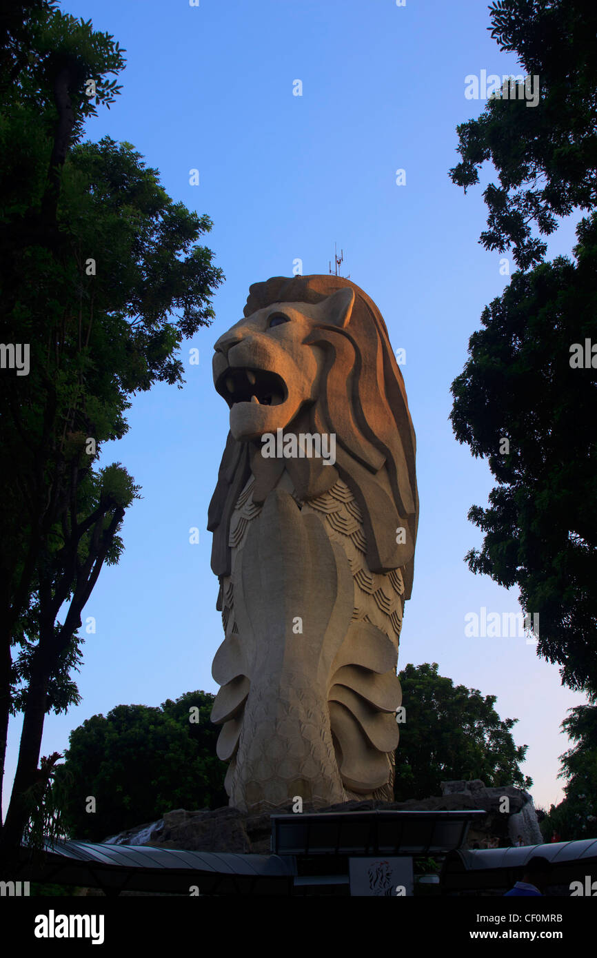 Le Merlion, Statue de l'île de Sentosa, Singapour, est l'un des pays les plus célèbres attractions. Banque D'Images