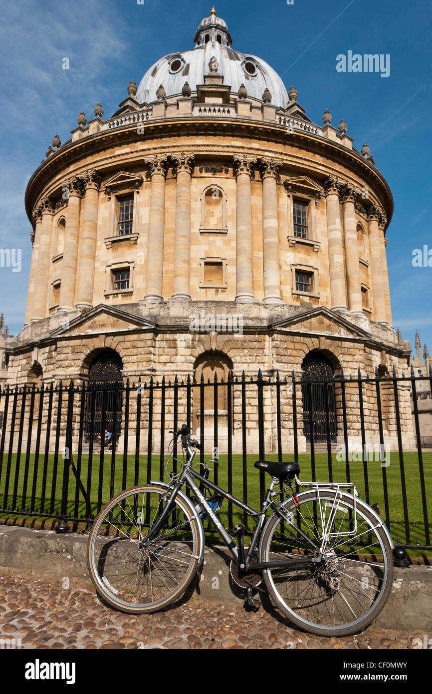 La Radcliffe Camera fait partie de la bibliothèque Boedleian à l'Université d'Oxford. Construit en 1749 pour abriter la Bibliothèque Scientifique Radcliffe Banque D'Images