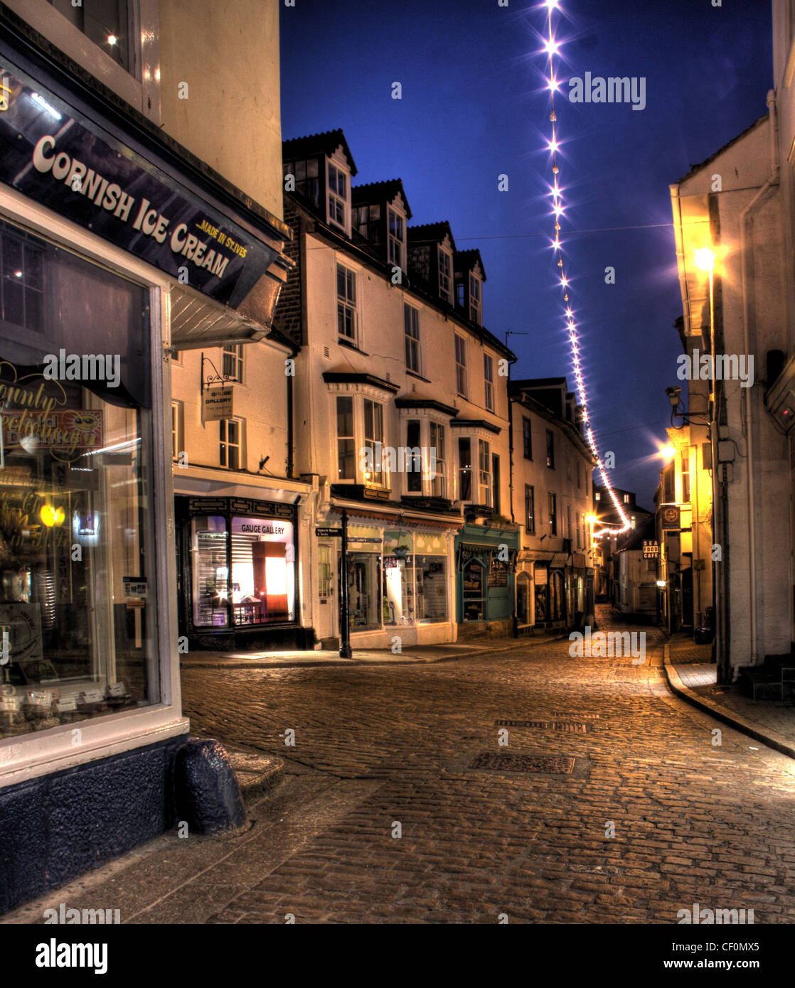 Crépuscule dans la ville de St Ives, Fore Street, Cornish Ice Cream Shop, Cornwall, Angleterre du Sud-Ouest, Royaume-Uni Banque D'Images