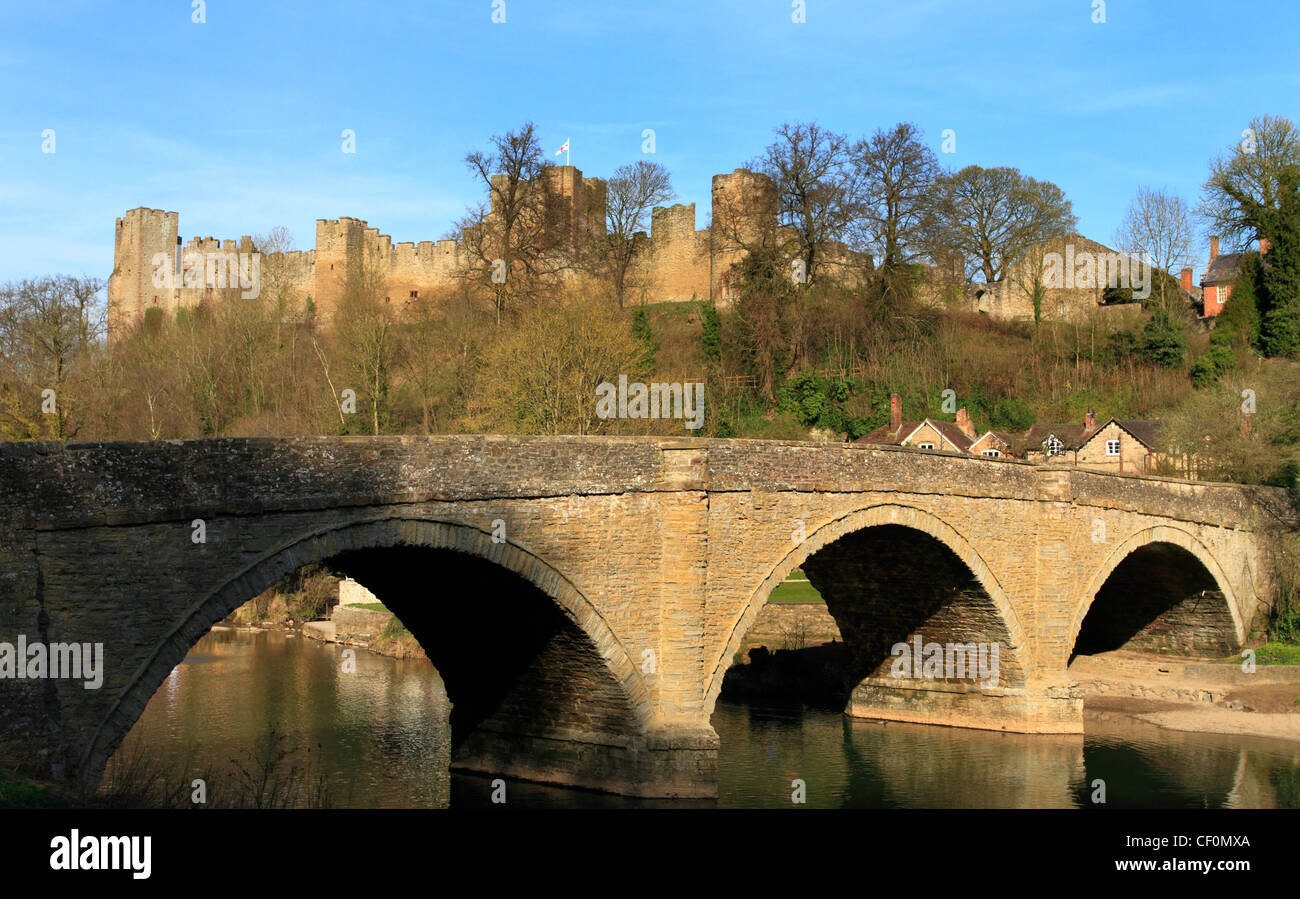 La rivière teme et Ludlow château sur la colline, Ludlow, Shropshire, Angleterre, Europe Banque D'Images