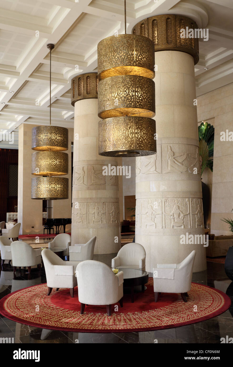 Intérieur de l'hôtel Raffles à thème égyptien à Dubaï, Émirats arabes unis. Banque D'Images