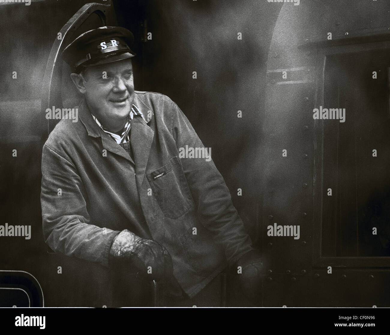 Chauffeur de train à vapeur, sur le Swanage Railway, Dorset, Angleterre du Sud-Ouest, Royaume-Uni, en monochrome Banque D'Images