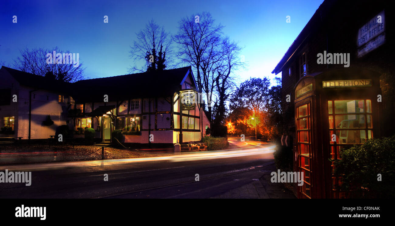 Le bras de Pickerings, Thelwall old post office et Bell lane la nuit, Warrington, Cheshire, Royaume-Uni, village anglais Banque D'Images
