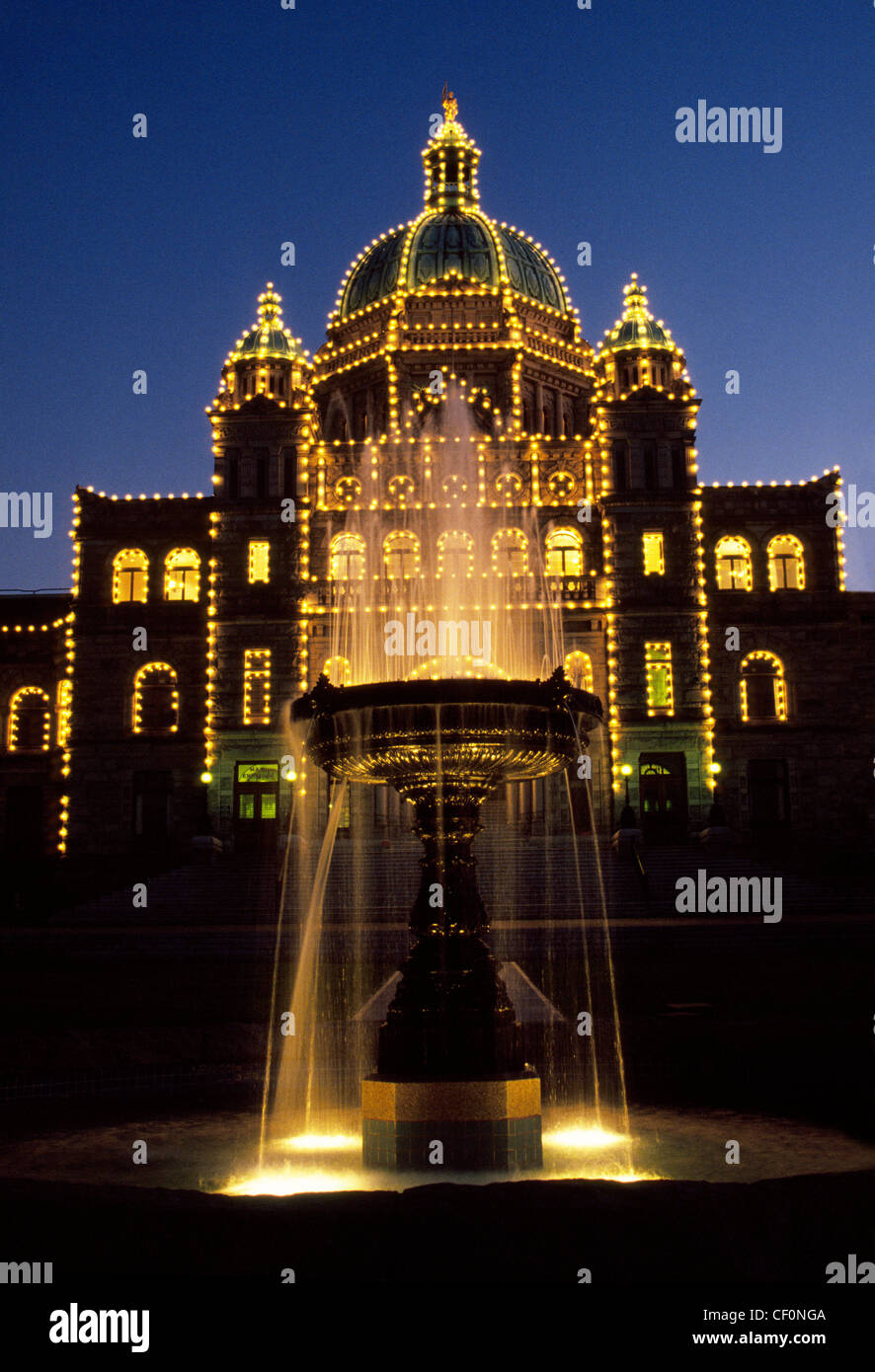 Des lumières dans la nuit illuminent les années 1890, les bâtiments du Parlement européen sur l'île de Vancouver à Victoria, la capitale de la Colombie-Britannique, Canada. Banque D'Images