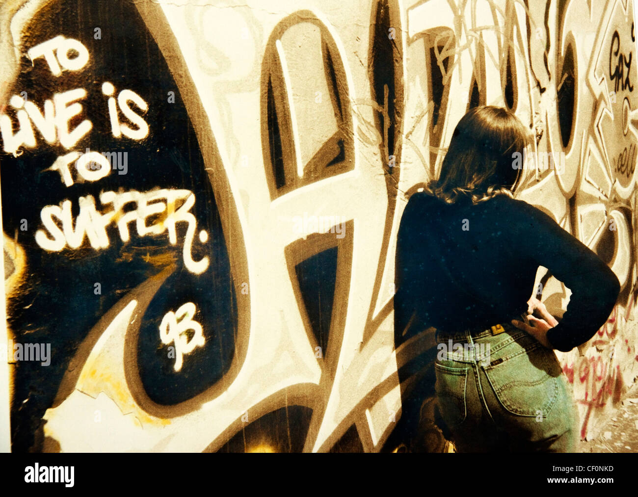 Graffitis au Trafford Park, Manchester, Lancashire, England, UK avec un adolescent Banque D'Images