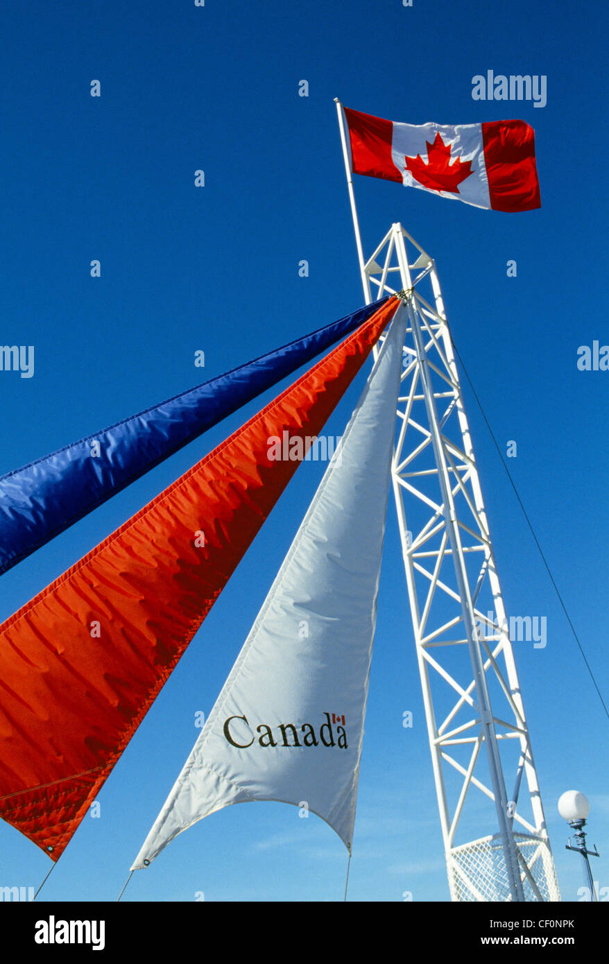 Des bannières colorées et le drapeau du Canada, connu sous le nom de la feuille d'érable et l'Unifolié, accueillir les visiteurs à la Colombie-Britannique, la province canadienne la plus occidentale. Banque D'Images