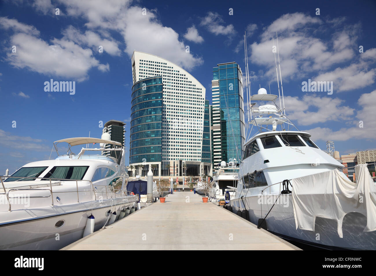 Des yachts de luxe à Dubai Festival City, Émirats Arabes Unis Banque D'Images