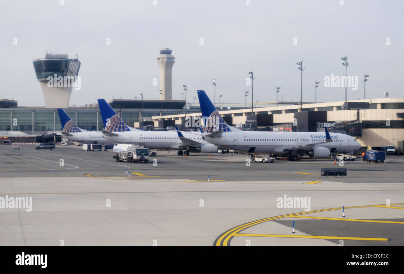 Avions commerciaux à l'aérogare de l'aéroport international Newark Liberty, Newark, NJ Banque D'Images