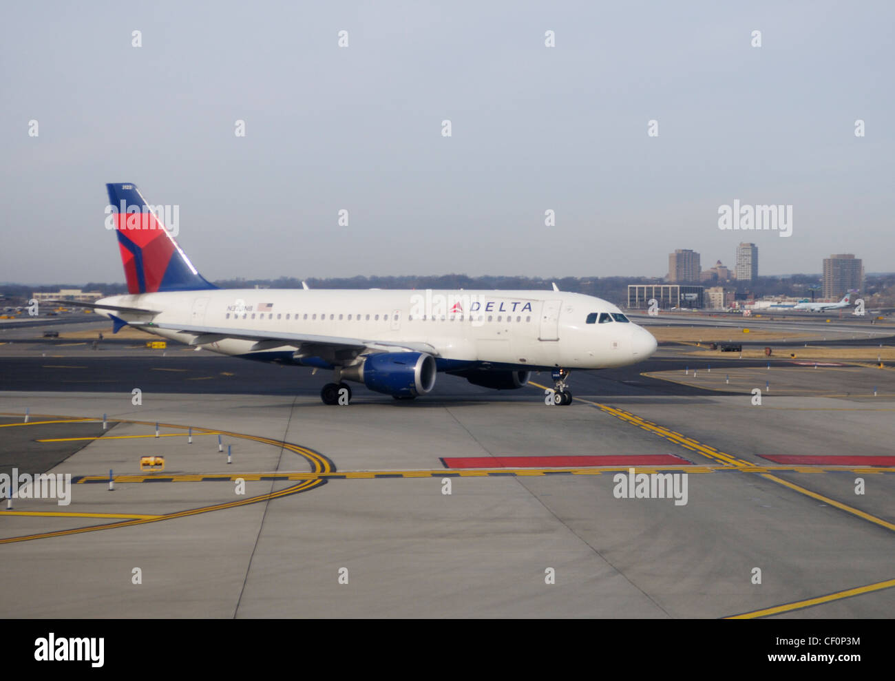 Avion sur piste à l'aéroport international Newark Liberty, Newark, NJ Banque D'Images