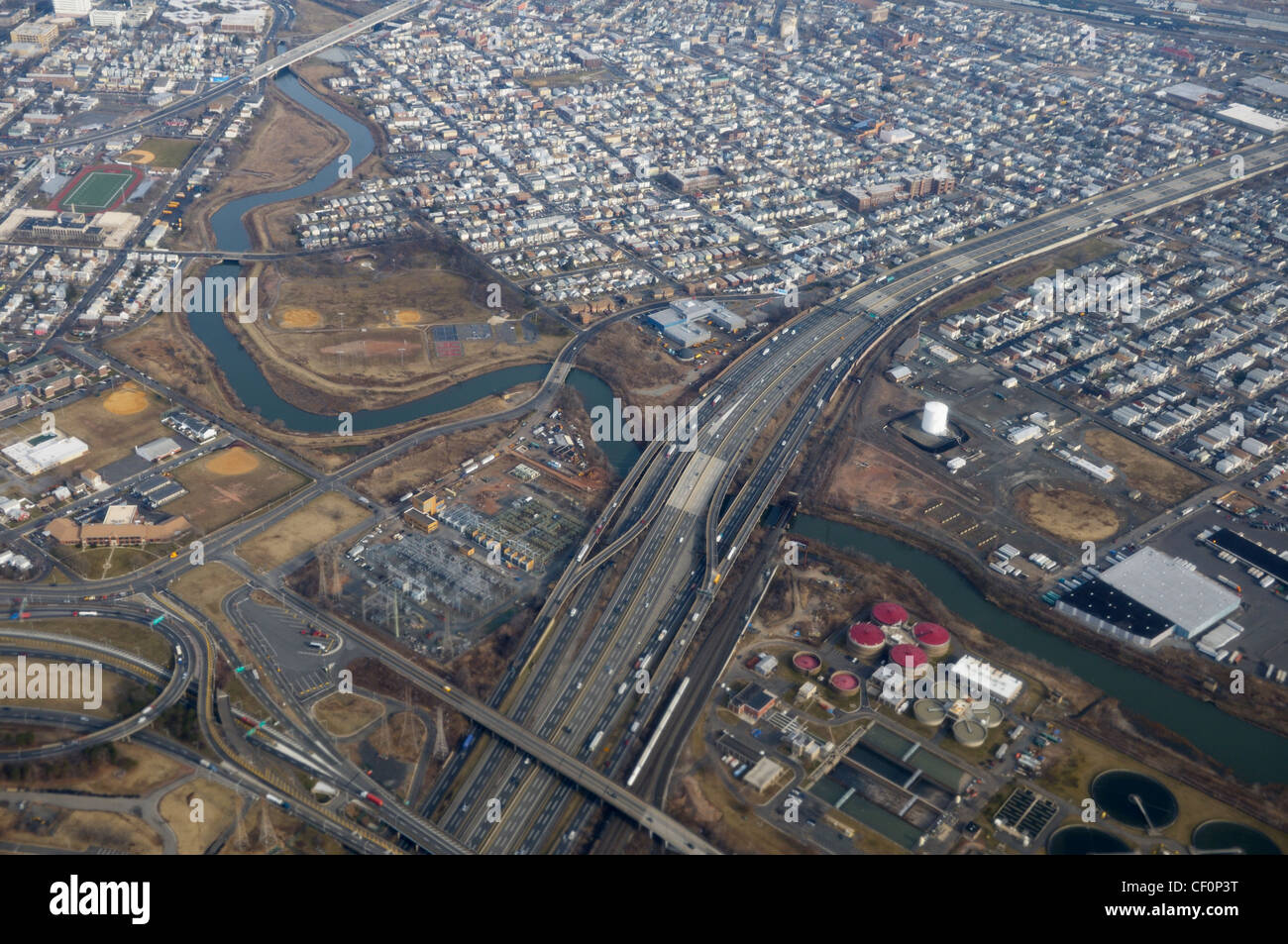 Zone urbaines congestionnées par dessus (dans le nord du New Jersey près de Newark avec l'autoroute du New Jersey Banque D'Images