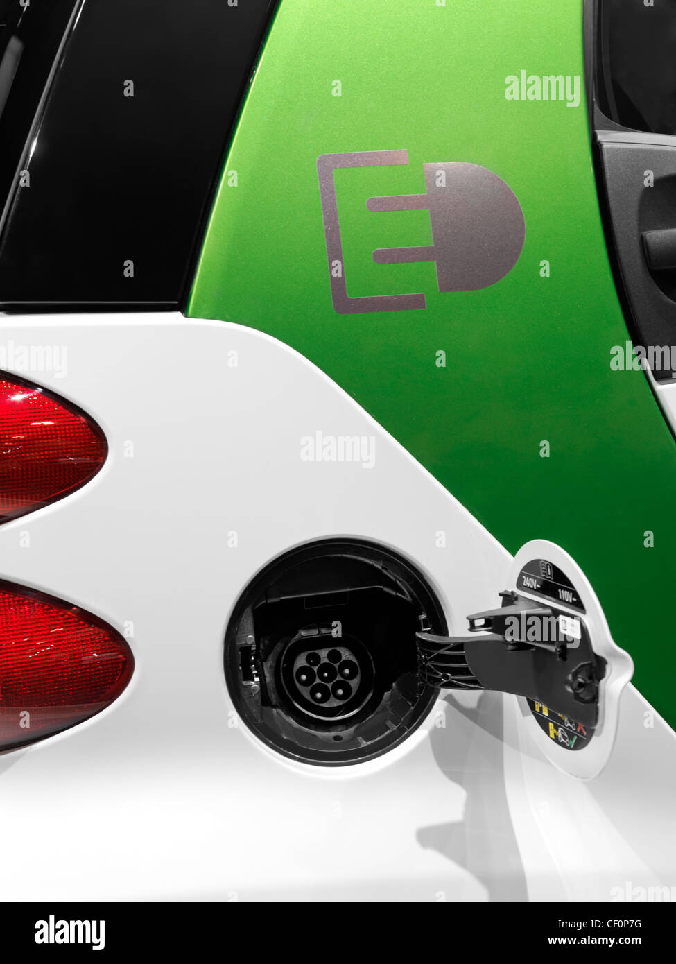 Licence disponible sur MaximImages.com - Smart fortwo enfichable voiture électrique ouvrir la prise de courant de près Banque D'Images