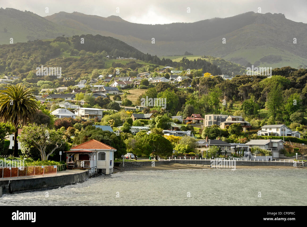 Akaroa est un village sur la péninsule de Banks dans la région de Canterbury de l'île du sud de Nouvelle-Zélande. Banque D'Images